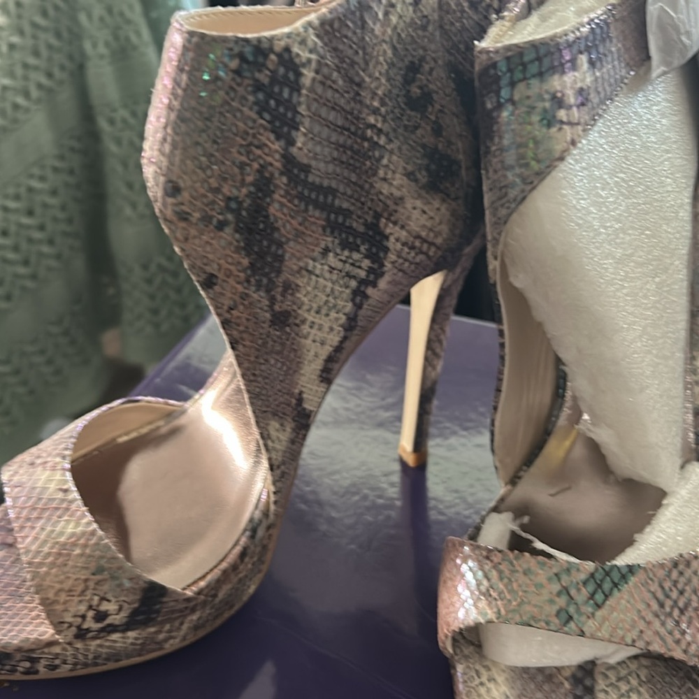 Size 8.5. Excellent Condition - Picture 2 of 4